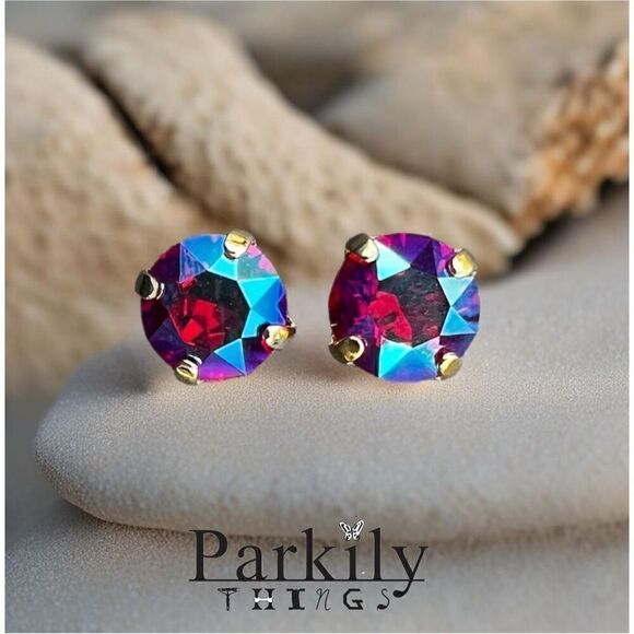 Handcrafted post earrings with red Swarovski crystal - Picture 1 of 5
